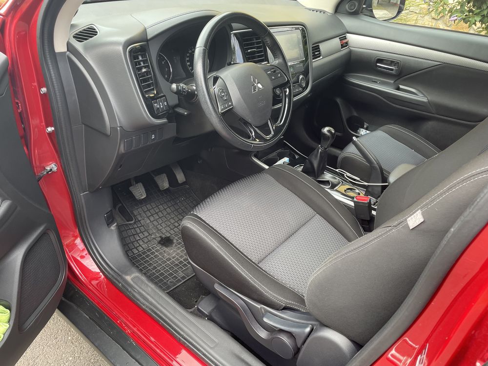 Vând Mitsubishi Outlander