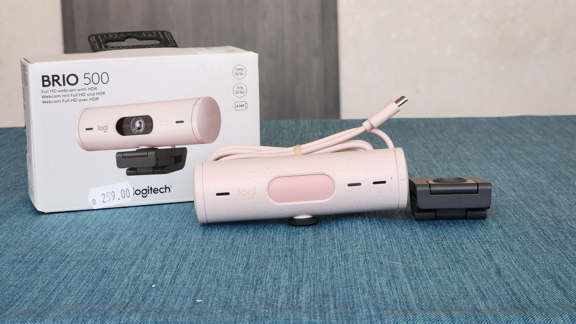 Продавам уеб камера Logitech Brio 500