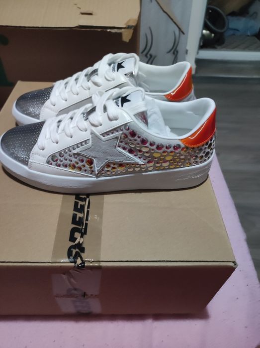 Vând adidași damă, numărul 38, culoare gold, adidași sunt noi