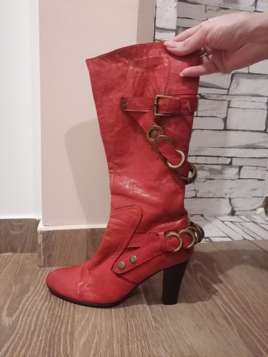 Vând cizme piele mărimea 38, în stare foarte bună, purtate de doua ori