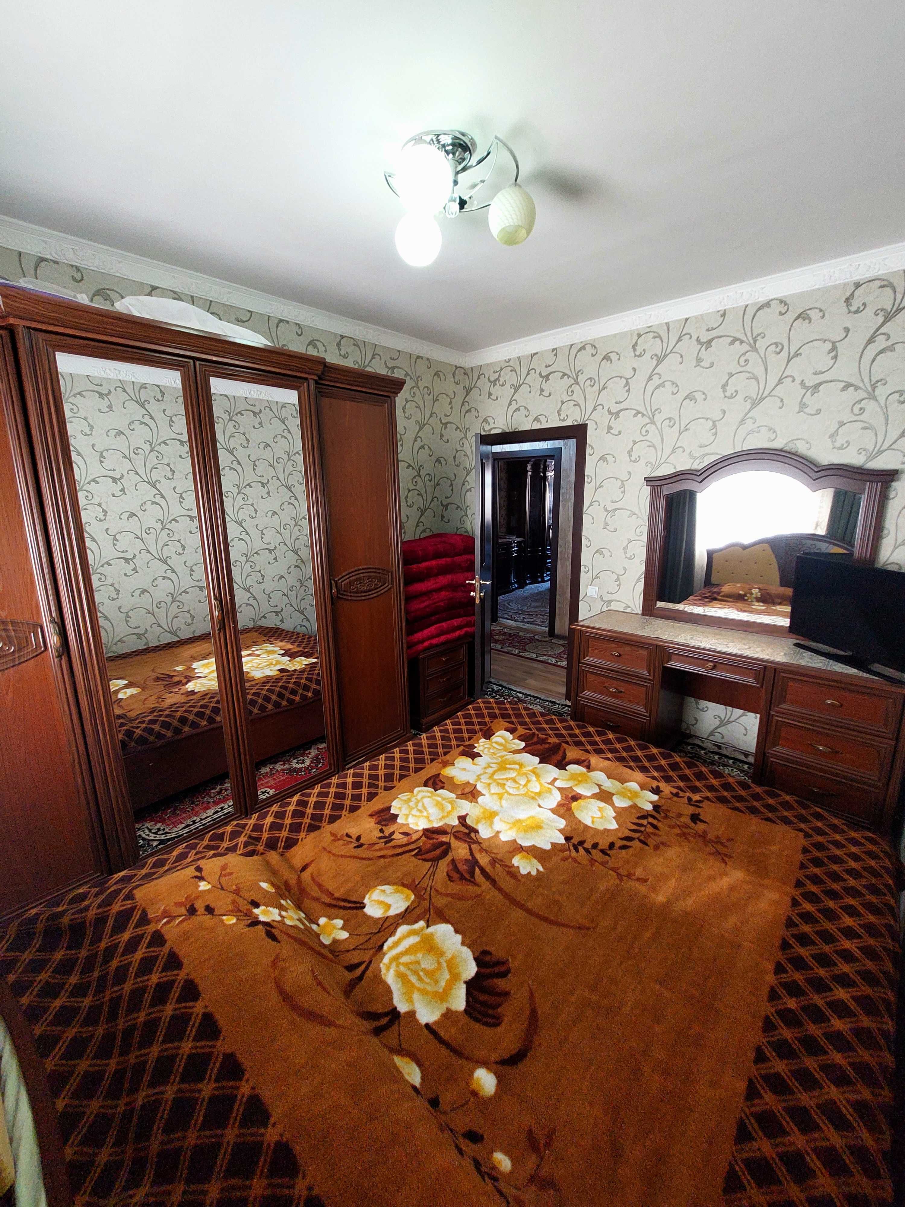 Продается спальный гарнитур. Кровать, шкаф, 2 тумбочки, честер, трюмо