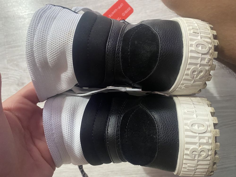 Pantofi Off-White Court 3.0, vin însoțiți cu un tricou Off-White