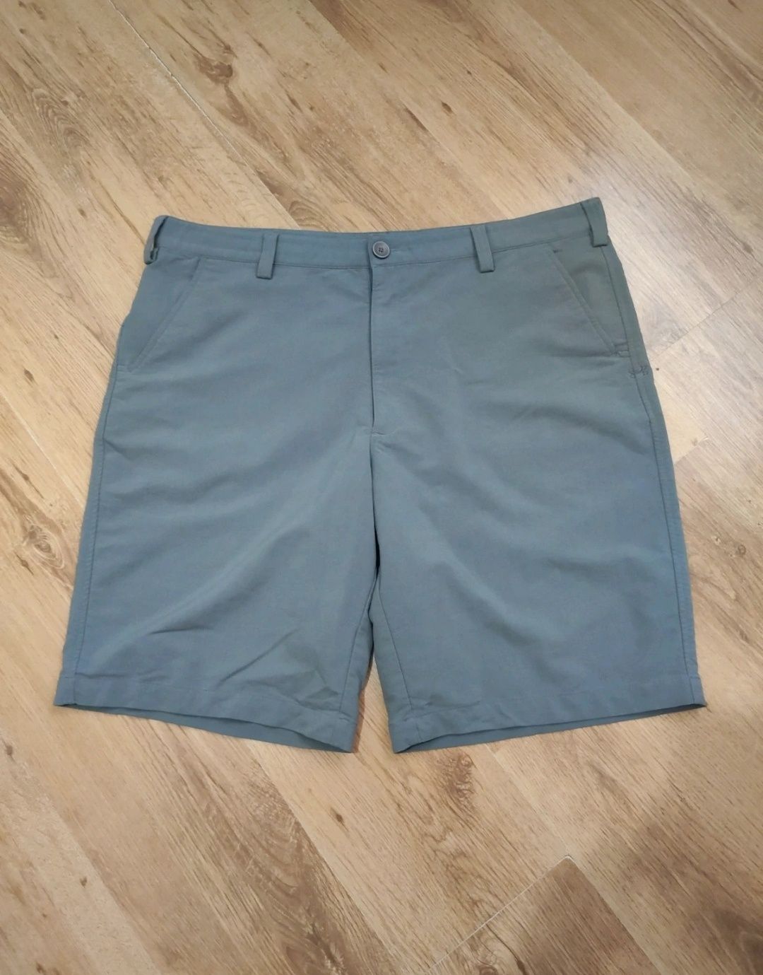 Pantaloni scurți Under Armour mărimea 40 XXL (52cm talie)