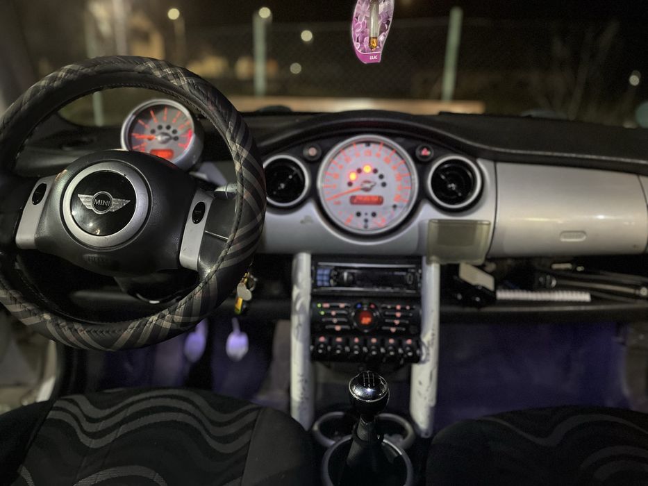 Vând MINI Cooper 2001 – mică, sprintenă și cu atitudine