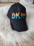 Шапка с козирка DKNY черна