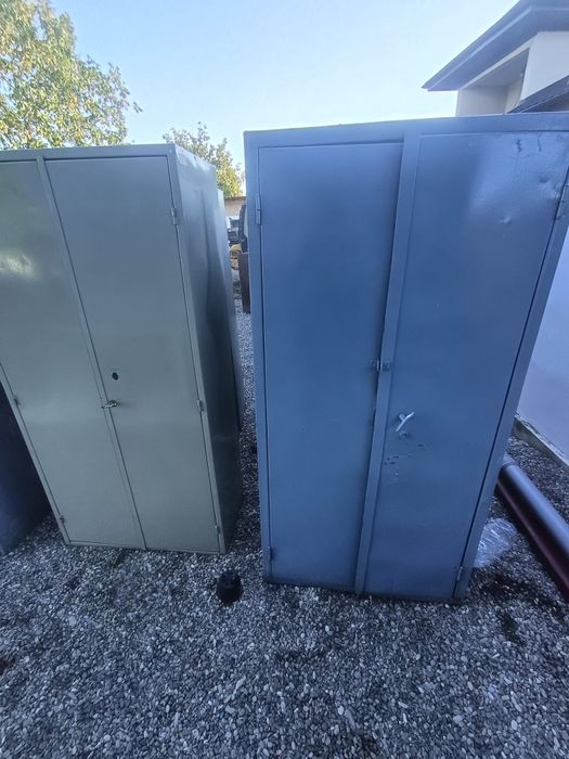 Vând dulapuri metalice