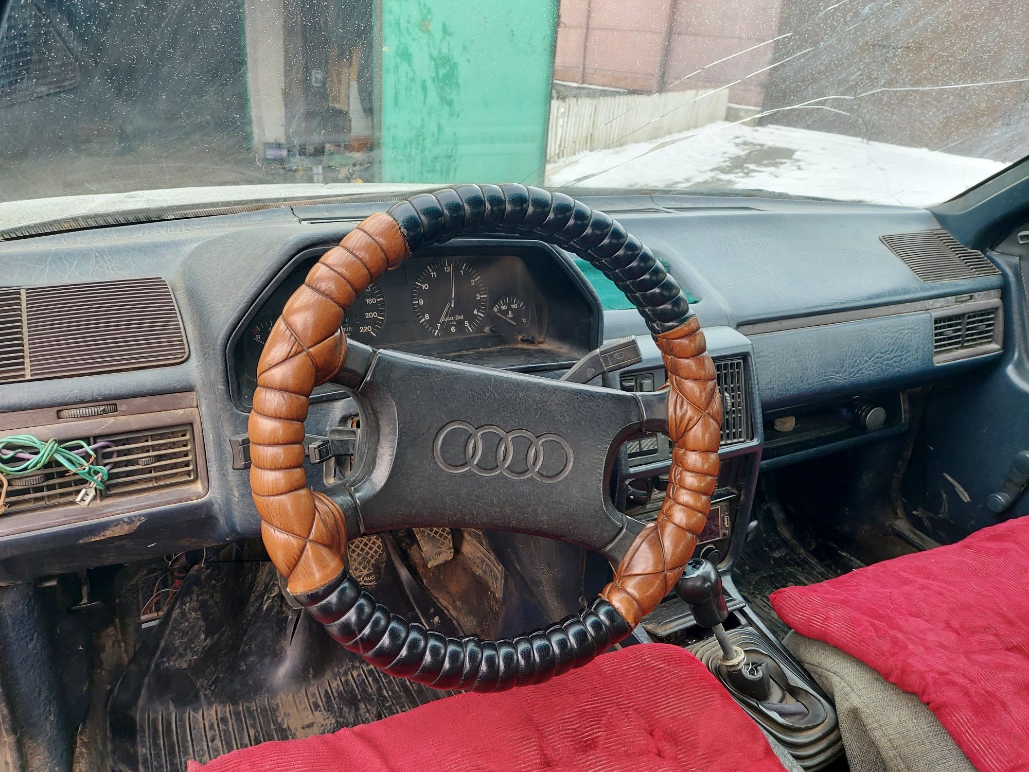 продается на запчасти  Audi 100