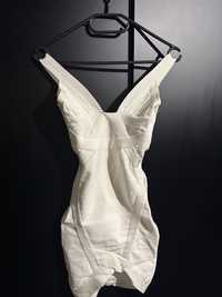 Бяла бандажна рокля еластична по тялото