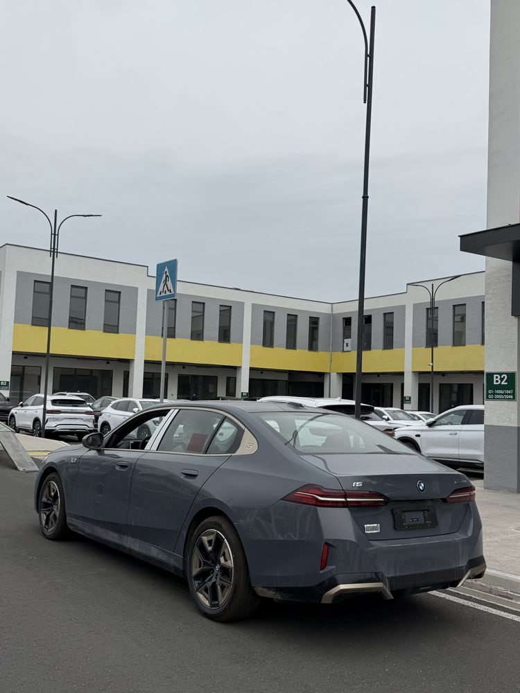 BMW i5 e-drive 35L M Full sotuvda tayyor