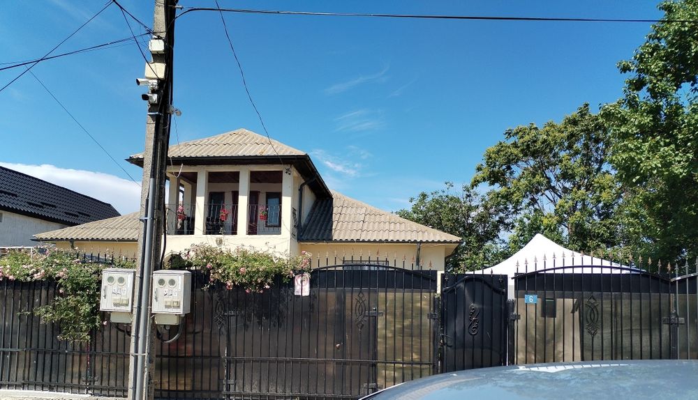 Schimb casă cu teren, vând