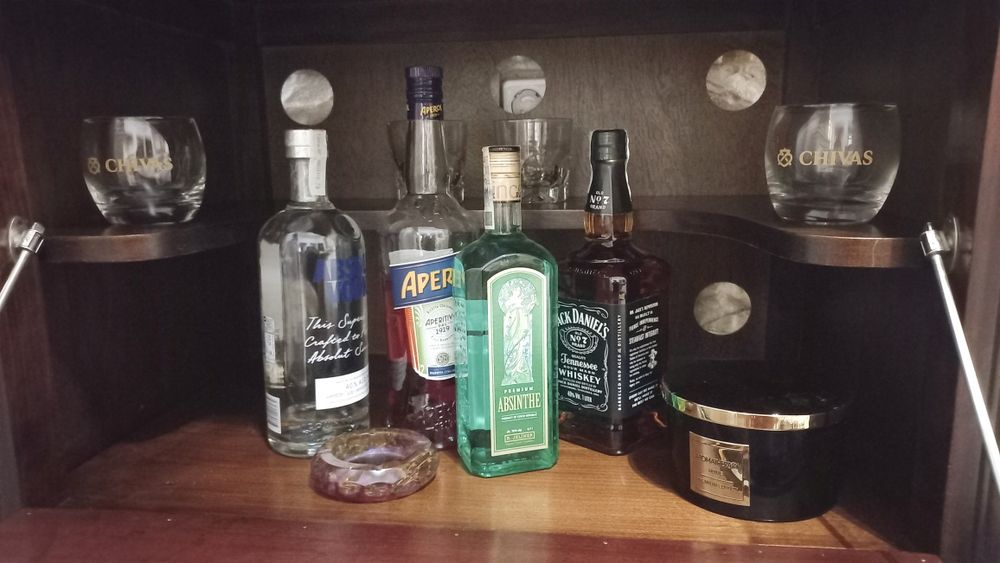 Бар шкаф с чекмедже