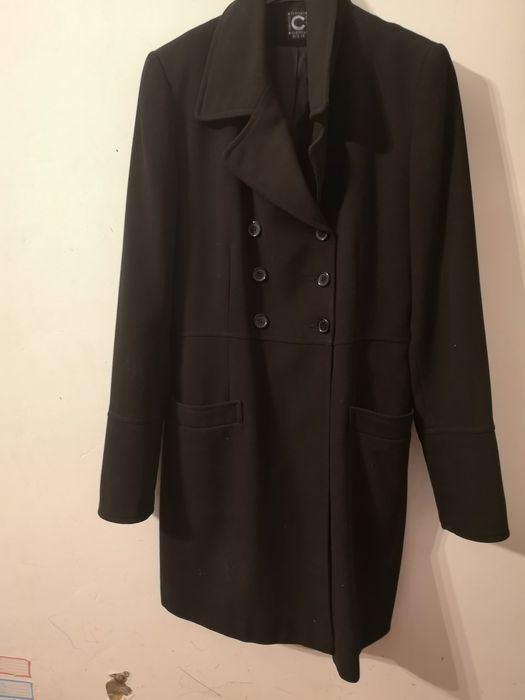 Pardesiu negru și nasturi