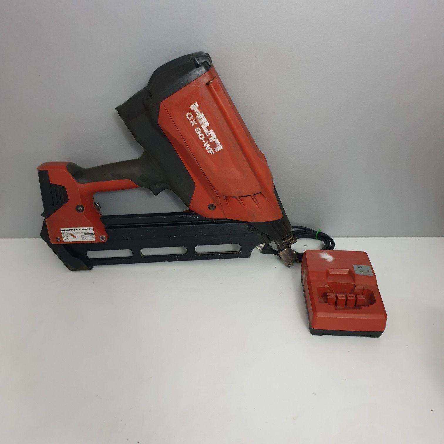 Hilti GX 90-WF Pistol de puscat cuie în lemn 9cm