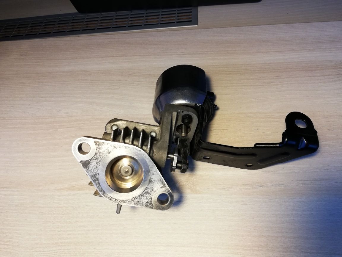 Продавам клапан ЕГР/EGR 28410-2F700 за Хюндай Санта Фе и их35 Дизел