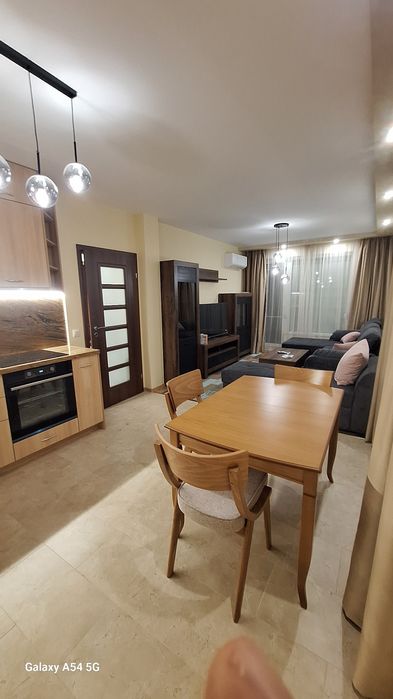 Чисто нов тристаен под наем за първи наематели.