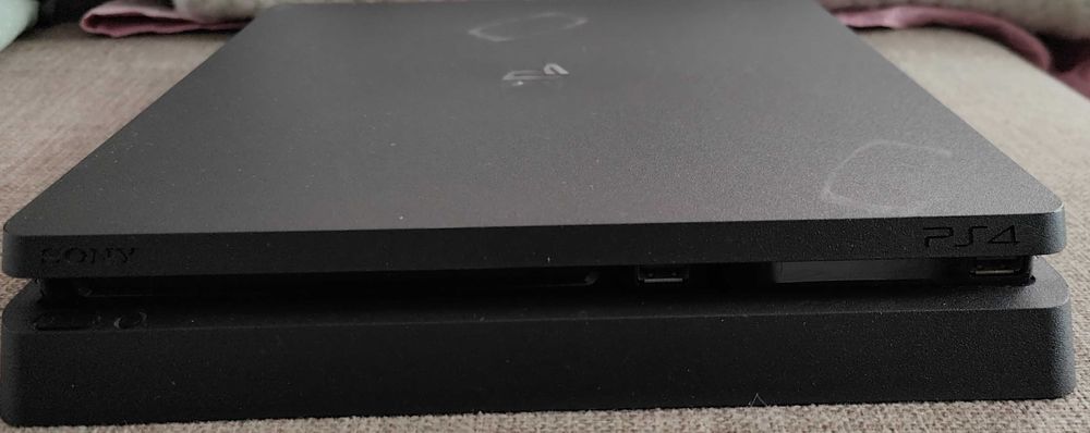 PlayStation 4 model slim