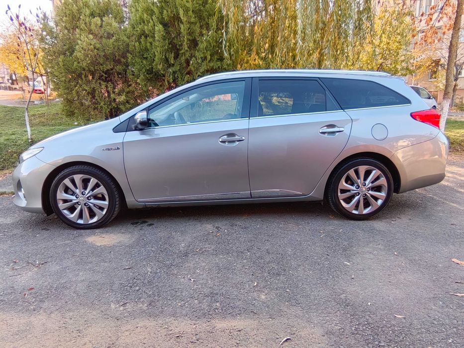 Toyota Auris Hybrid * schimb cu CHR sau Prius 4 ( ofer diferență )