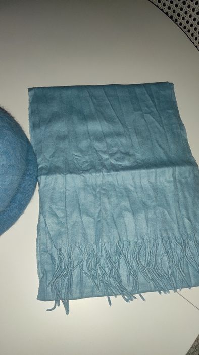 Дамски шалове и шапки