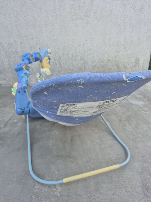 Balansoar pentru bebeluși cu jucării suspendate și vibrații