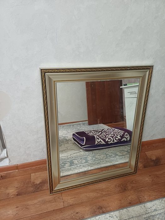 Айна рамкасымен стенаға