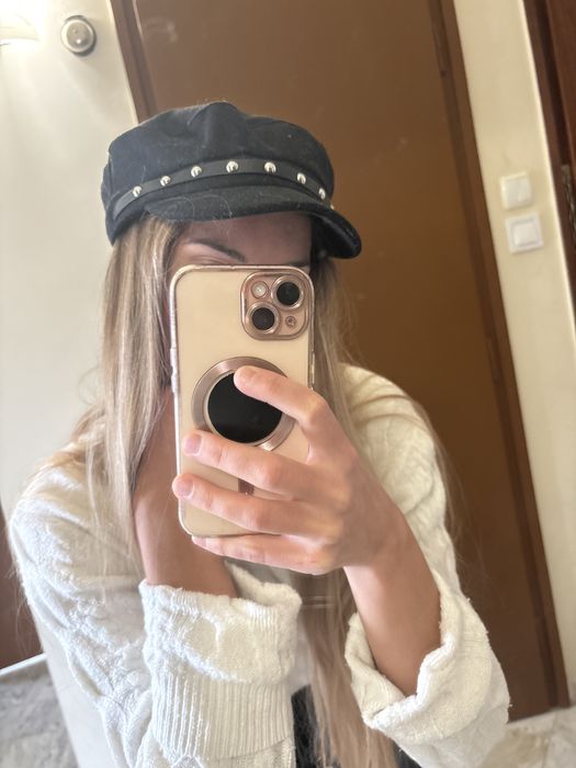 Модерна дамска черна шапка