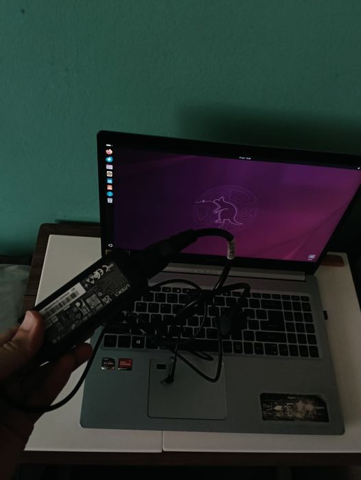Vând urgent laptop