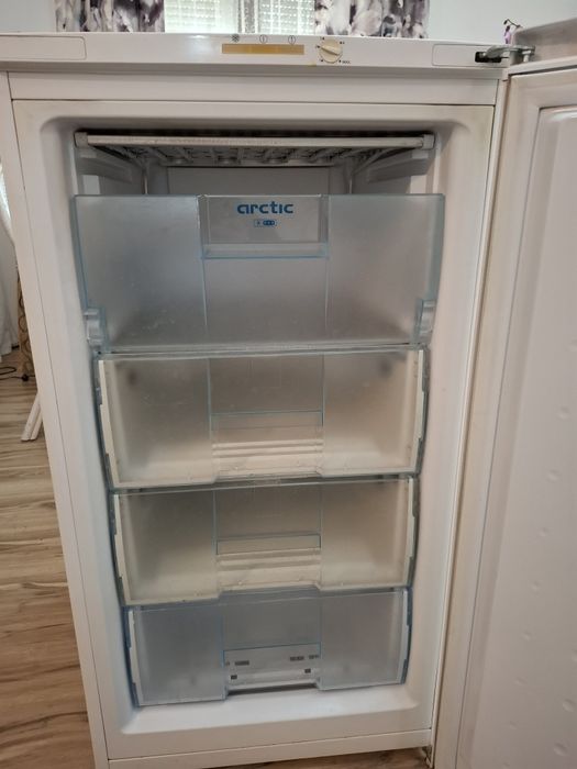 Congelator vertical Arctic cu 4 sertare