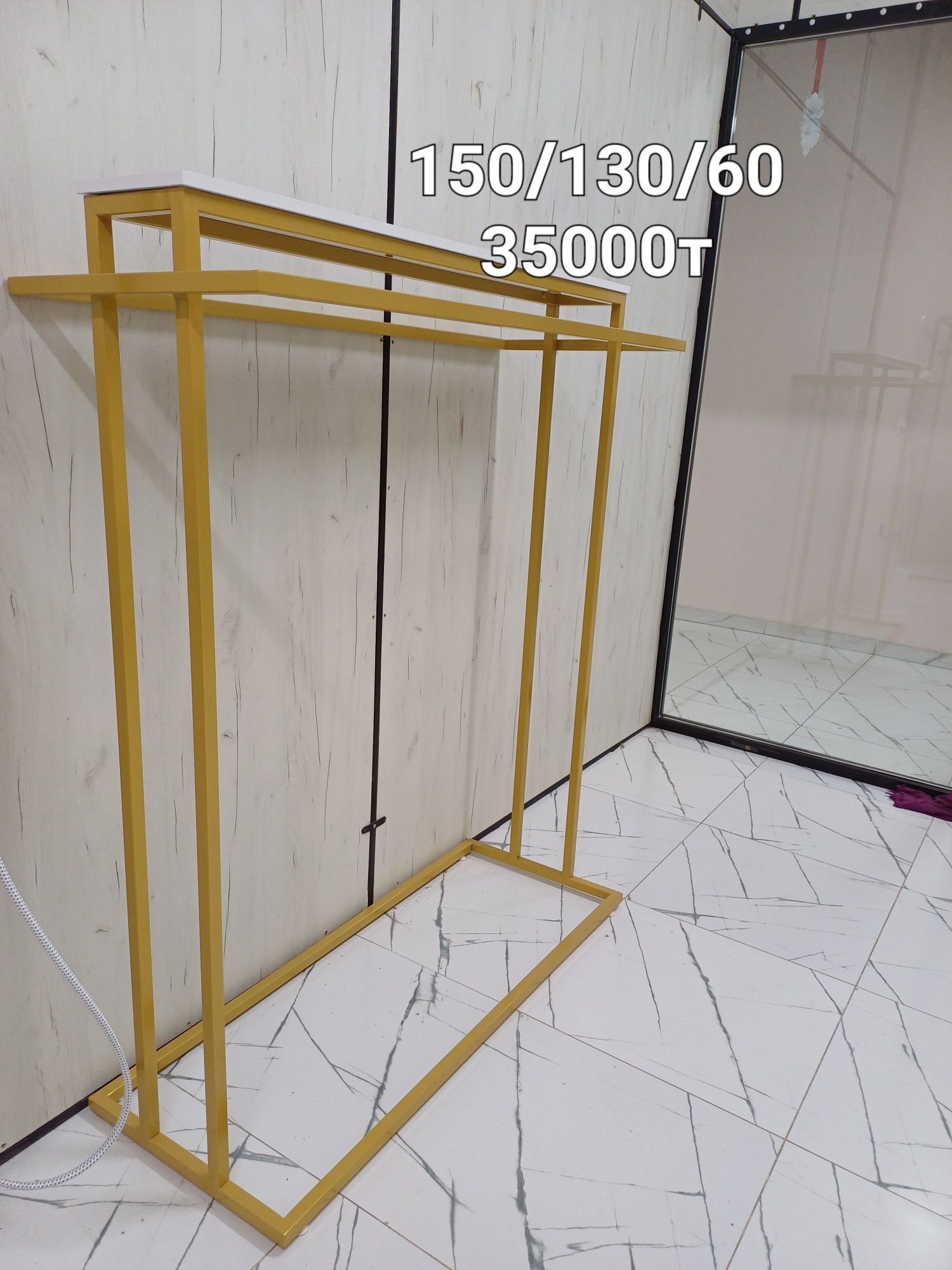Продается стол для офиса, рейлы для одежды