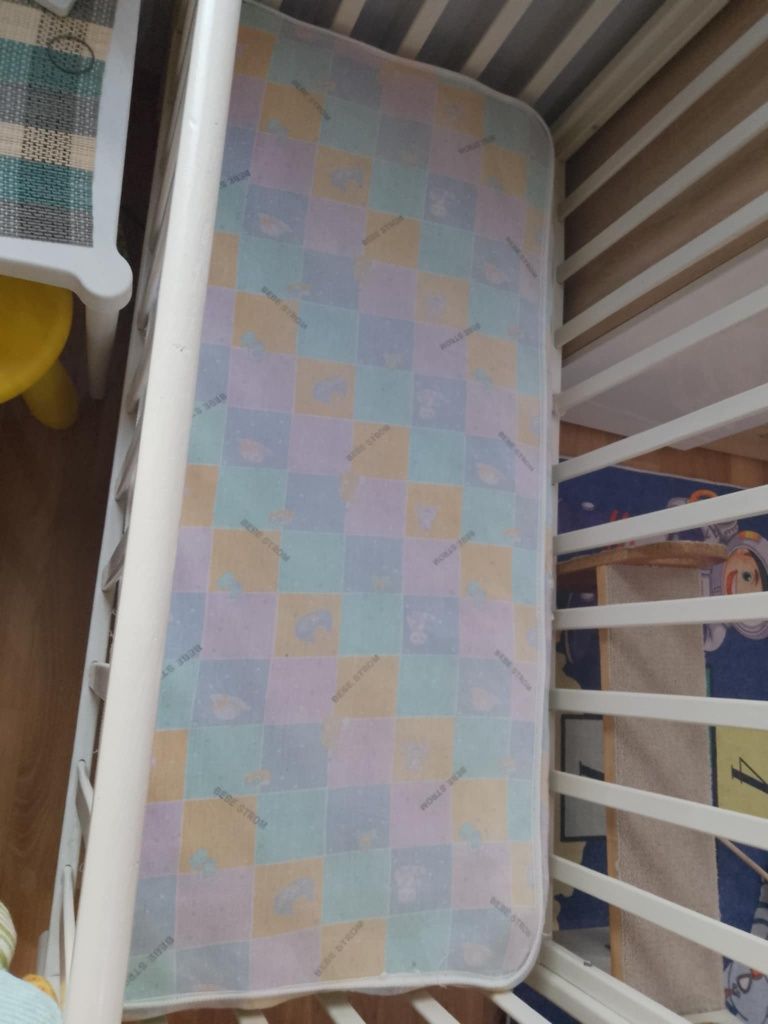 Дървена кошара с матрак