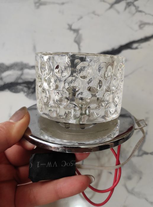 Продаются 2 стеклянные галогенки с подсветкой,светильник бра маленький