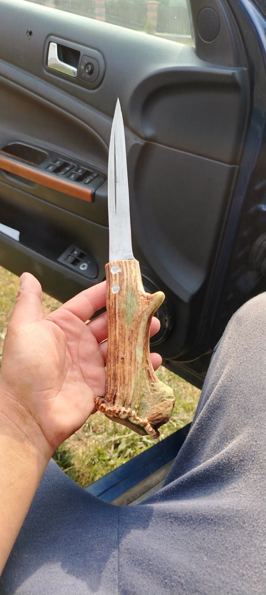 Cuțit mâner corn de cerb făcut manual