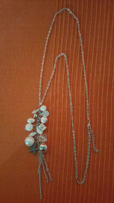 Vând brelocuri, lanțuri, brățară și o cordeluță