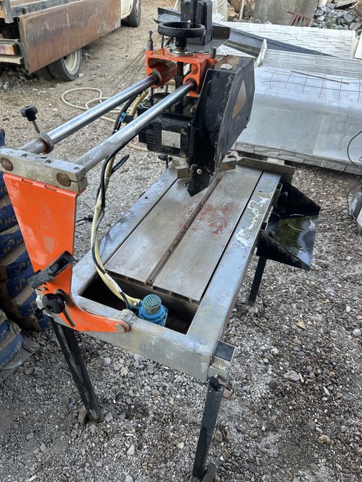 Vand masina taiat pe apa