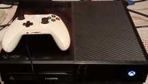 Xbox one cu un controller și 2 jocuri