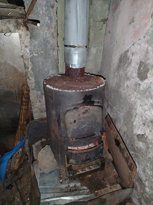 Продам печь. Типа буржуика. Чугунная., заводская