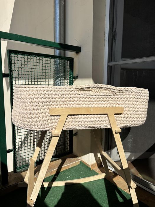 Плетен кош за бебе