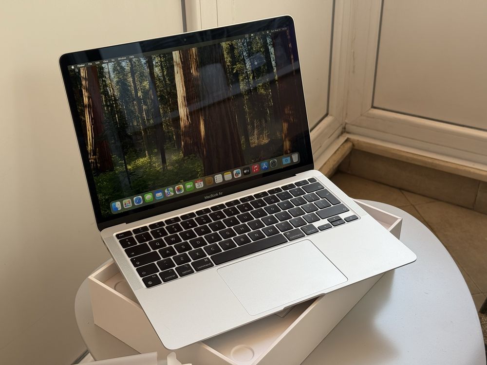 Apple Macbook Air M1 Silver 8GB/256GB - Като НОВ, 69 зареждания!