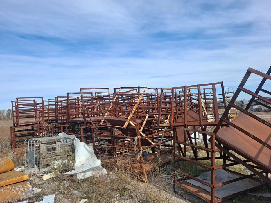 Продам железные ящики стилажного типа