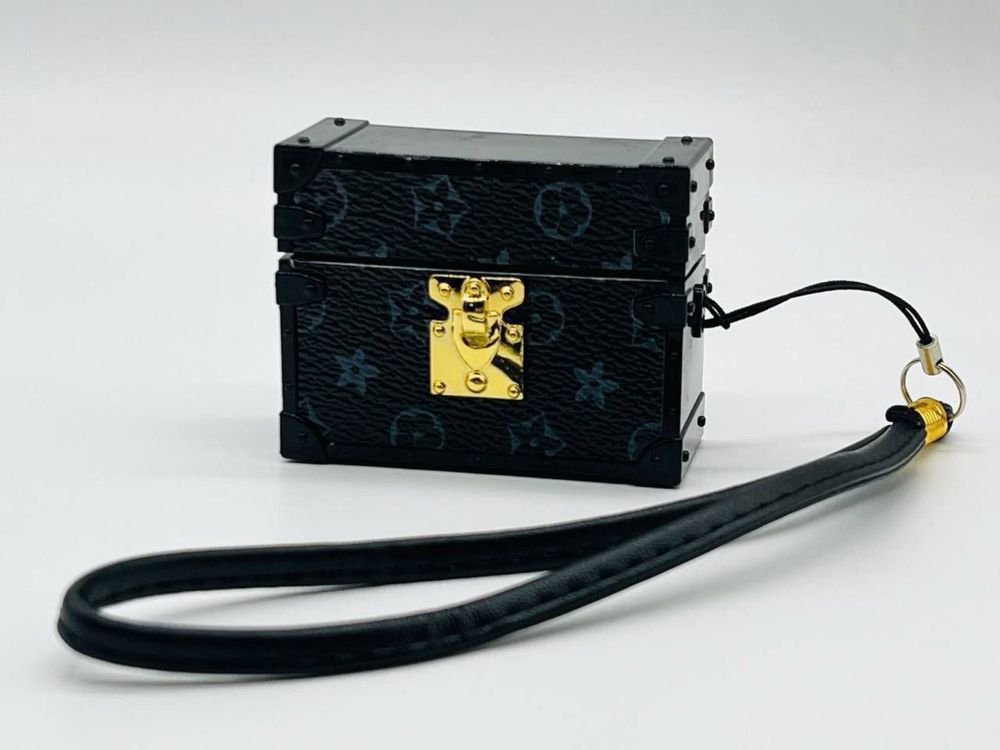 Cutie Louis Vuitton pentru casti