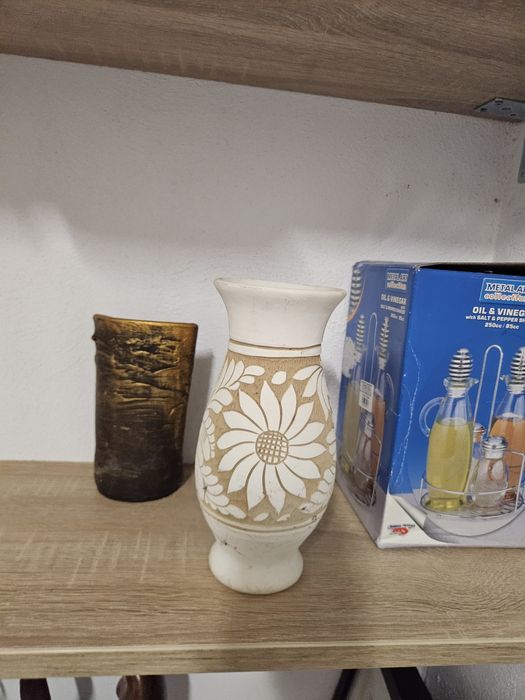 Vaza abla cu flori din  ceramica