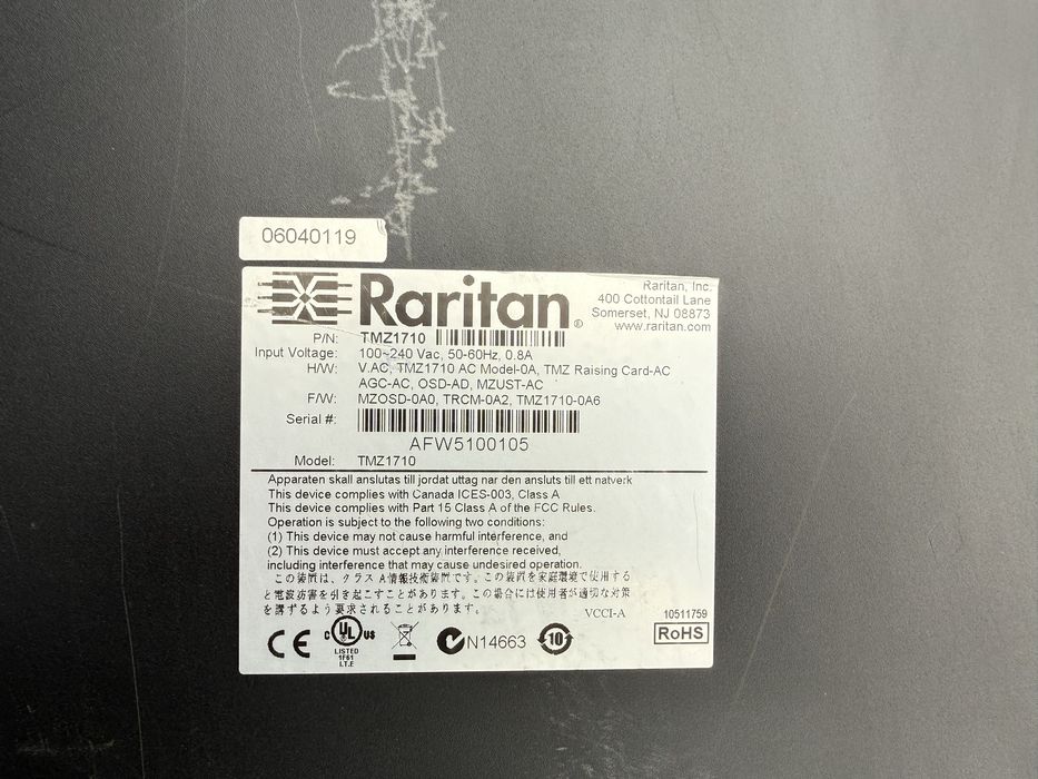 * 8-портовая IP-удаленная KVM-консоль Raritan 17-дюйм