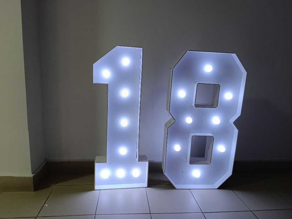 Vând cifre luminoase, 1 unu și 8 opt sau se închiriază