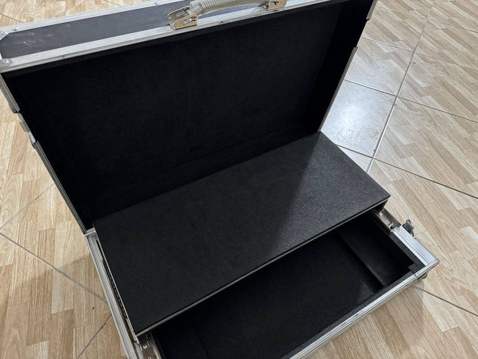 Flightcase/Case consola DJ cu tavita pentru laptop/stare ca noua!