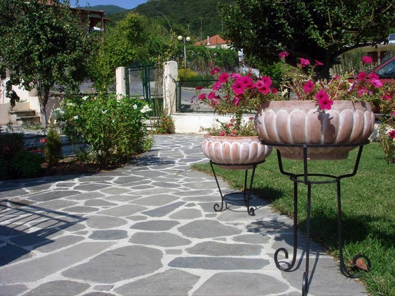 Amenajări Grădini Complete – Plante, Gazon, Piatra Naturală!
