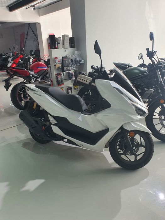 Scuter Honda PCX 125 model 2025 Permis B