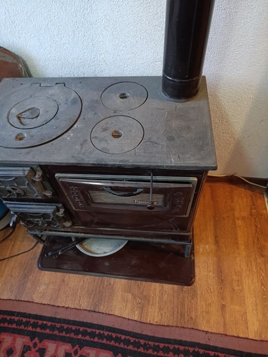 Печка на дърва със фурна.