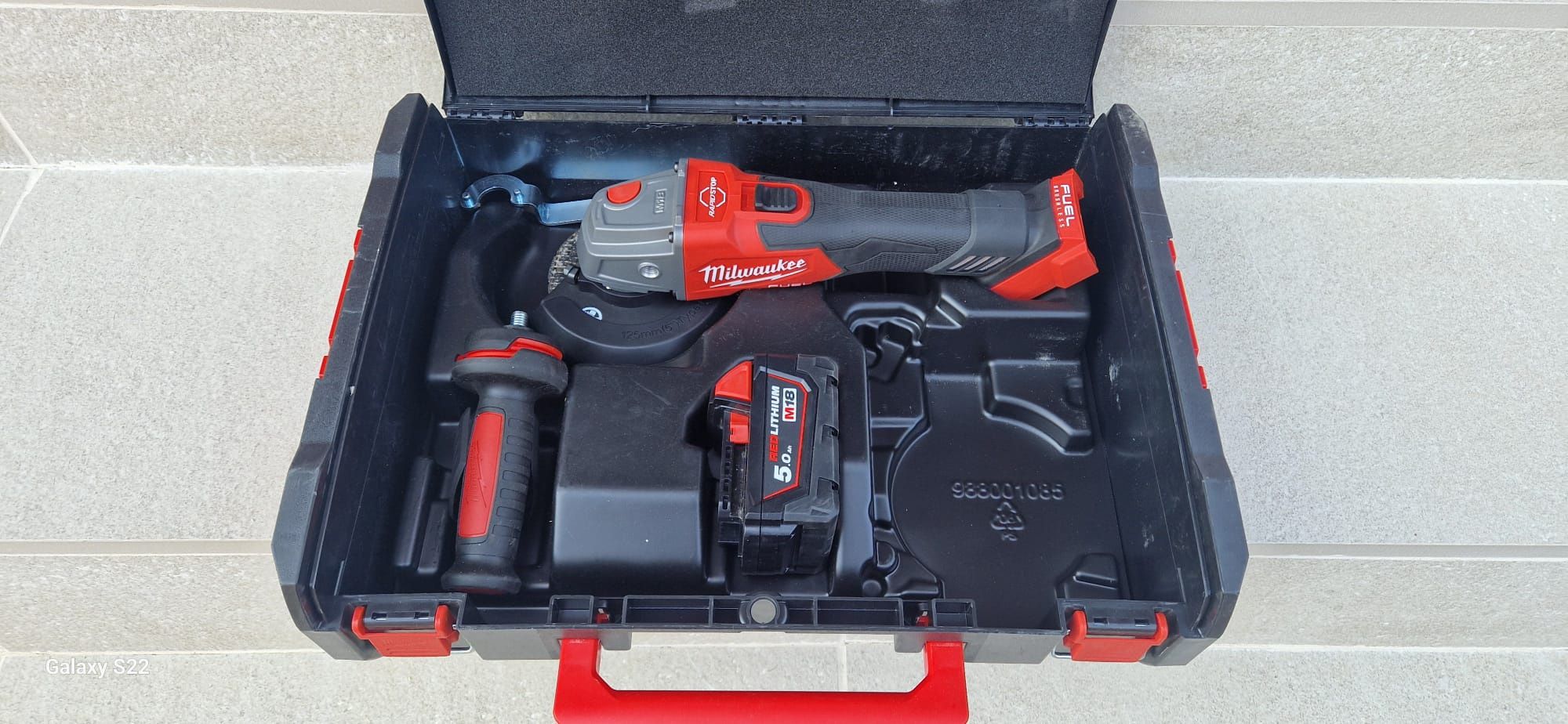 Milwaukee polizor pe acumulator