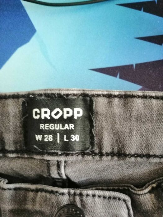 Vând blugi Cropp
