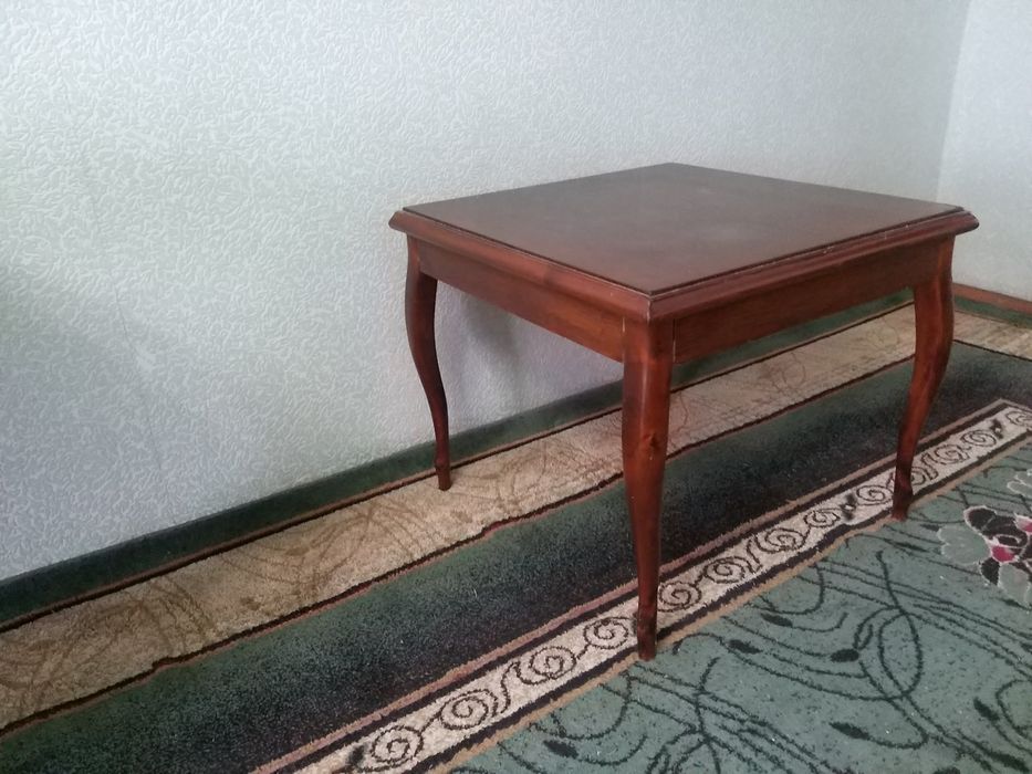 Стол журнальный деревянный