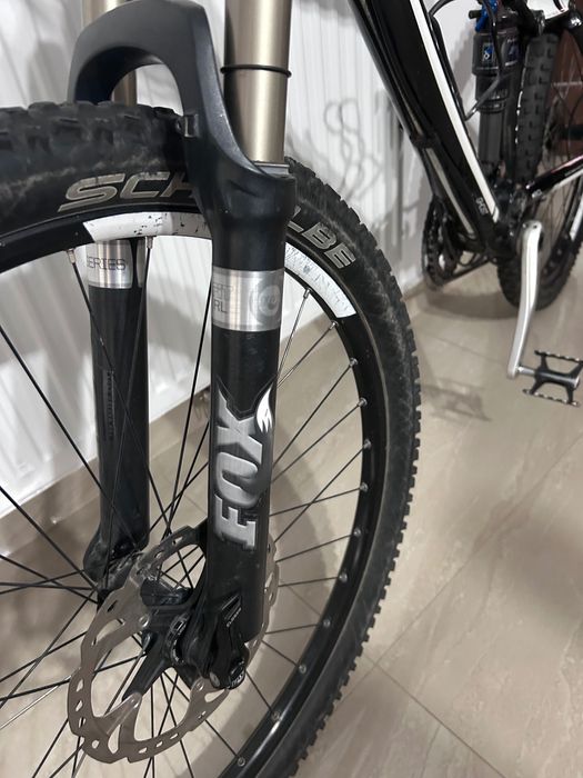 Se vinde mountain bike de carbon